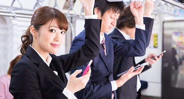 好きでスマチラしているわけではない！電車やバスでの新ルールこそ必要だ